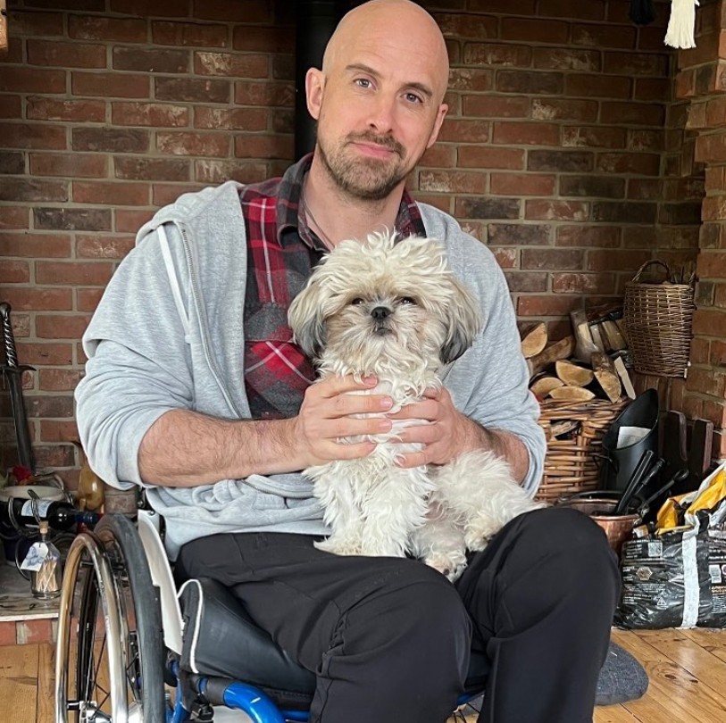 Jonathan Goodwin está usando uma cadeira de rodas após acidente (Foto: Reprodução / Instagram)
