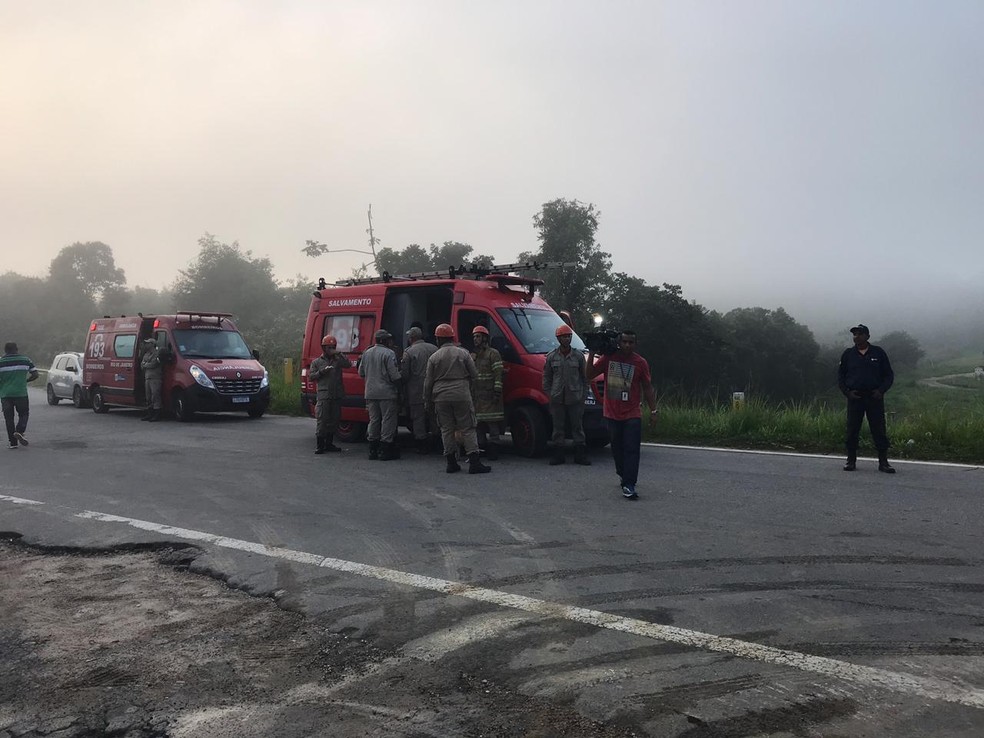 Bombeiros estão no local de tentativa de roubo de duto da Transpetro em Duque de Caxias — Foto: Divulgação/ Prefeitura de Duque de Caxias