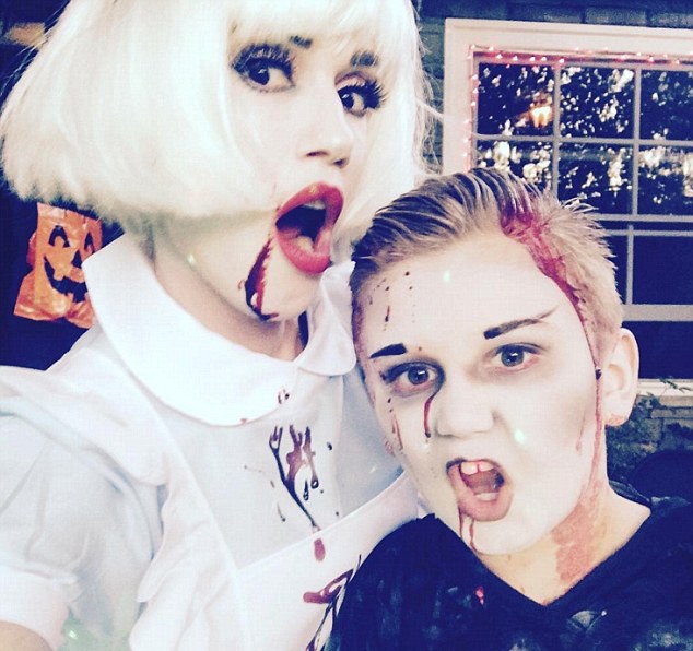 Gwen Stefani de Alice no País das Maravilhas (versão macabrinha) com um dos filhos (Foto: Reprodução/ Instagram)