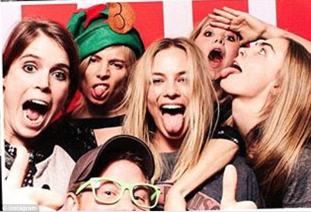 Príncipe Harry se diverte com modelos em festa (Foto: Instagram)