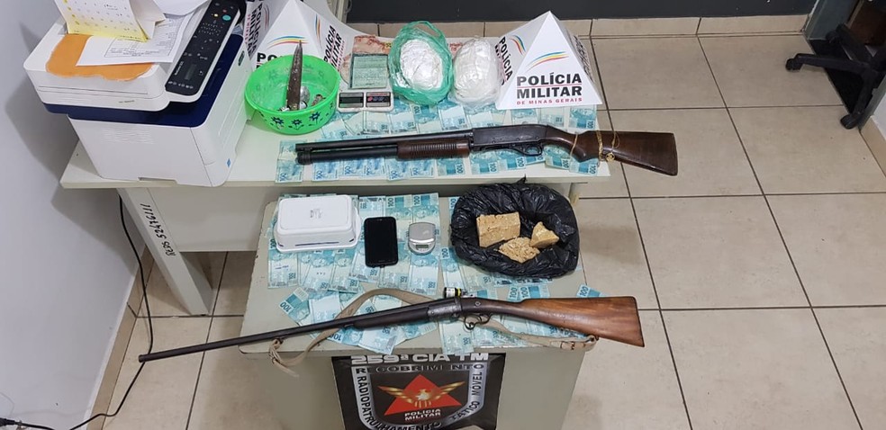 PolÃ­cia apreendeu dinheiro e armas â Foto: PolÃ­cia Militar/DivulgaÃ§Ã£o