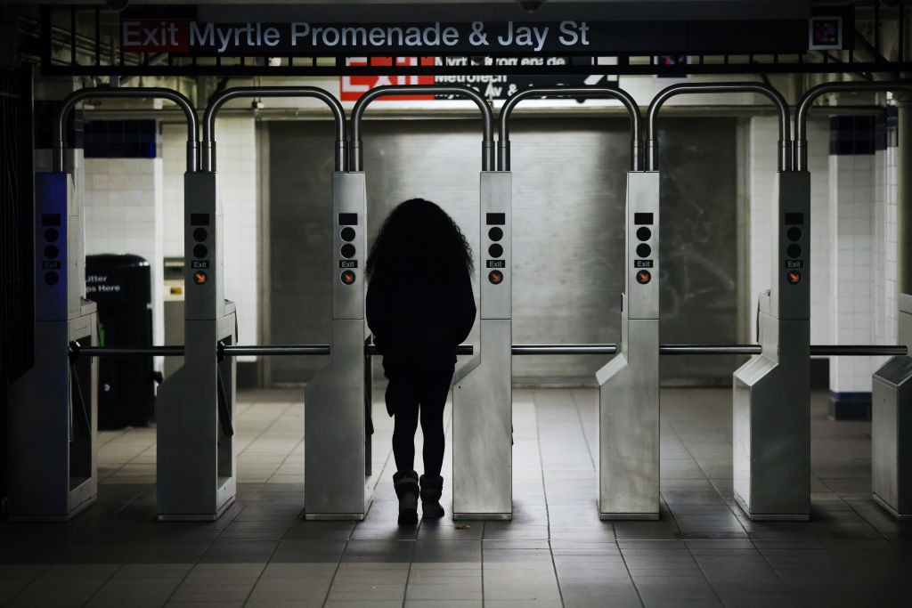 Homem acata mulheres em estação do bairro do Brooklyn (Foto: Getty Images)