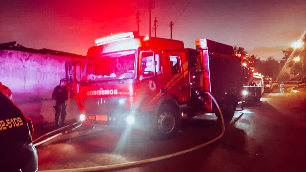 Quatro viaturas dos bombeiros foram acionadas, mas não conseguiram salvar a vítima a tempo — Foto: Corpo de Bombeiros