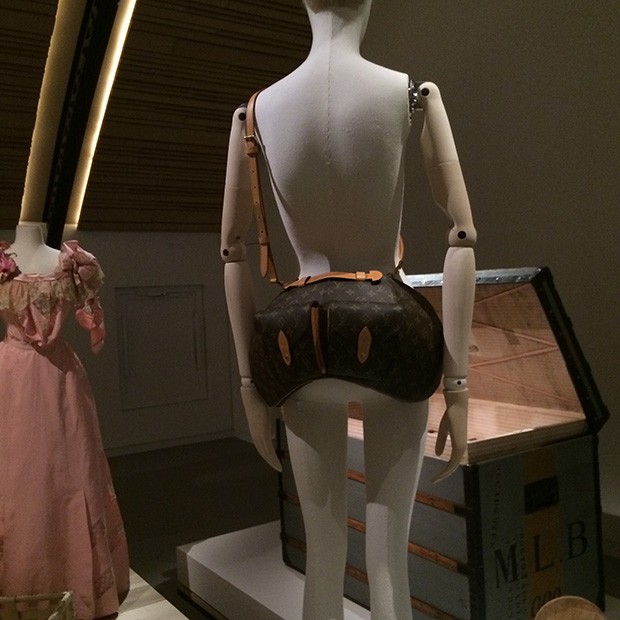 The Vivienne Westwood Bum Bag for Louis Vuitton (Foto: Suzy Menkes Instagram)