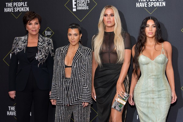 A empresária Kris Jenner com suas três filhas mais velhas: Kourtney Kardashian, Khloé Kardashian e Kim Kardashian (Foto: Getty Images)