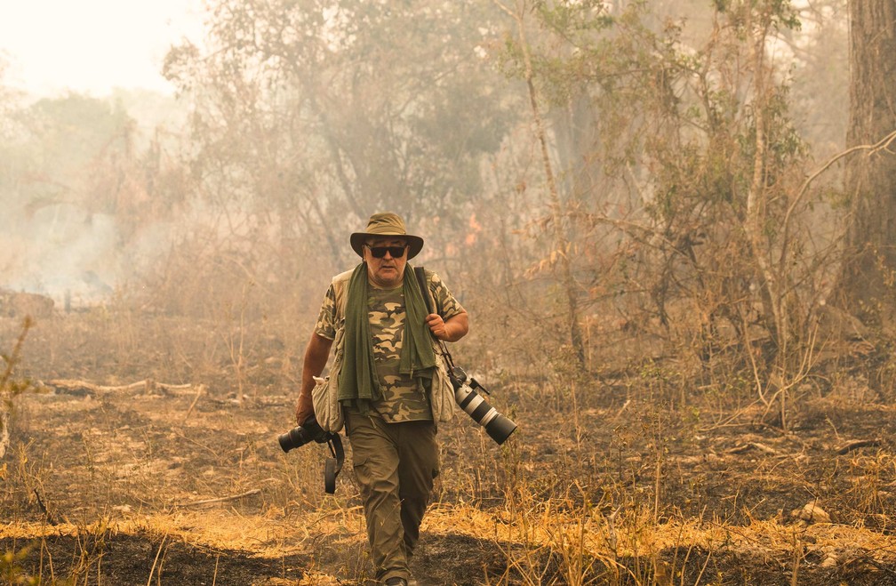 Araquém Alcântara durante trabalho de registro das queimadas no Pantanal — Foto: Arquivo Pessoal
