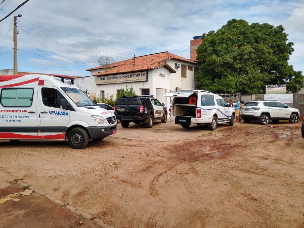 Perícia esteve na clínica após o crime em Picos — Foto: Antônio Rocha/TV Clube
