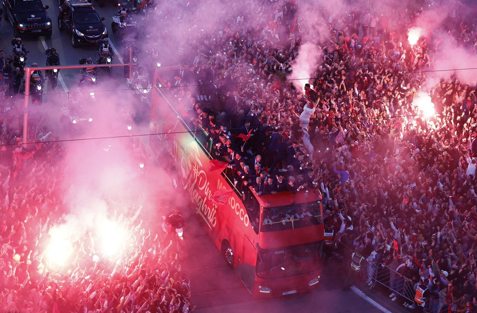 Jogadores da seleção do Marrocos desfilam em carro aberto na capital Rabat — Foto: REUTERS/Juan Medina