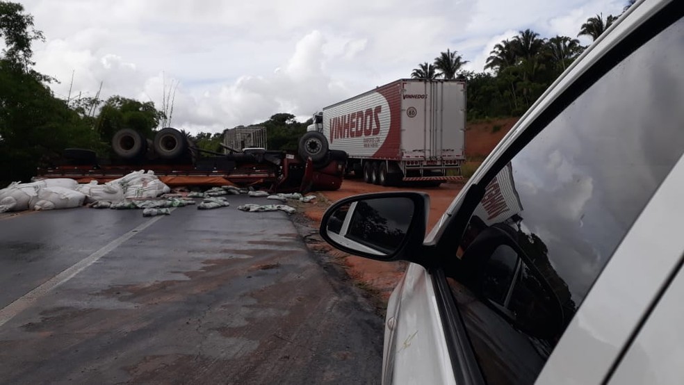 Veículos usaram o acostamento para desviar de caminhão capotado na BR-101, em São Miguel dos Campos — Foto: Dulce Melo/Arquivo Pessoal