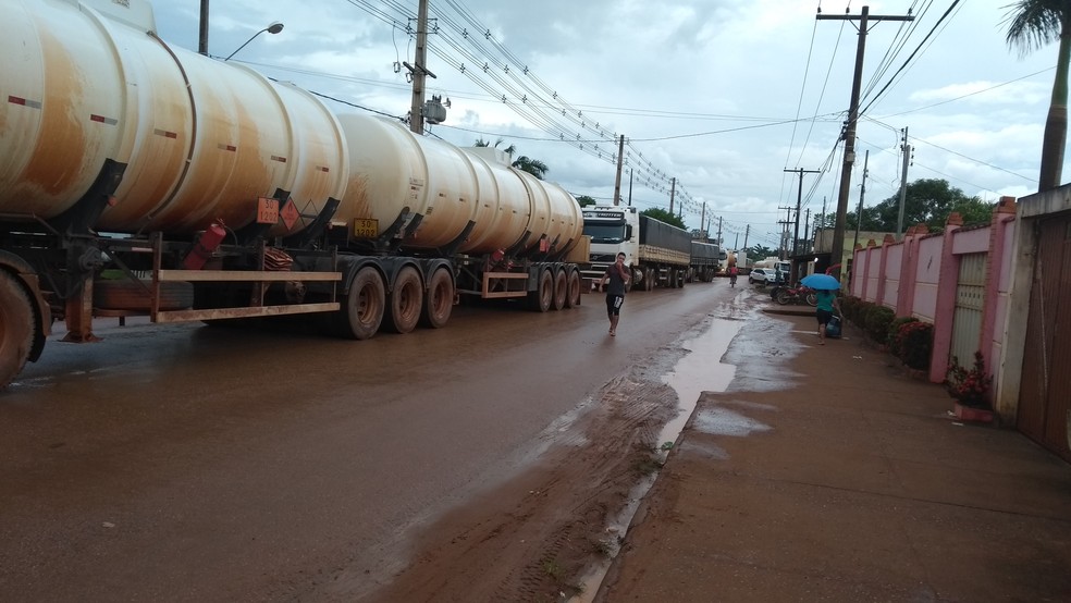 Bloqueio causou congestionamento em parte da estrada que dá acesso a distribuidoras de combustíveis (Foto: Toni Francis)