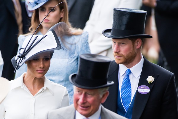 A atriz e duquesa Meghan Markle, com o marido, o Príncipe Harry, e o sogro, o Príncipe Charles (Foto: Getty Images)