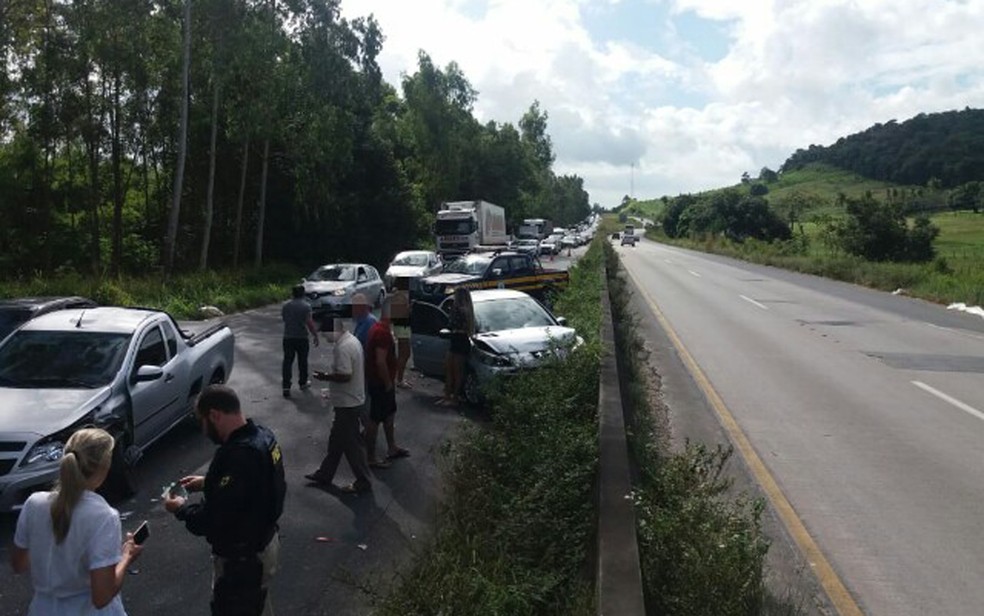 Engavetamento de três veículos causou congestionamento na BR-232 (Foto: Polícia Rodoviária Federal/Divulgação)