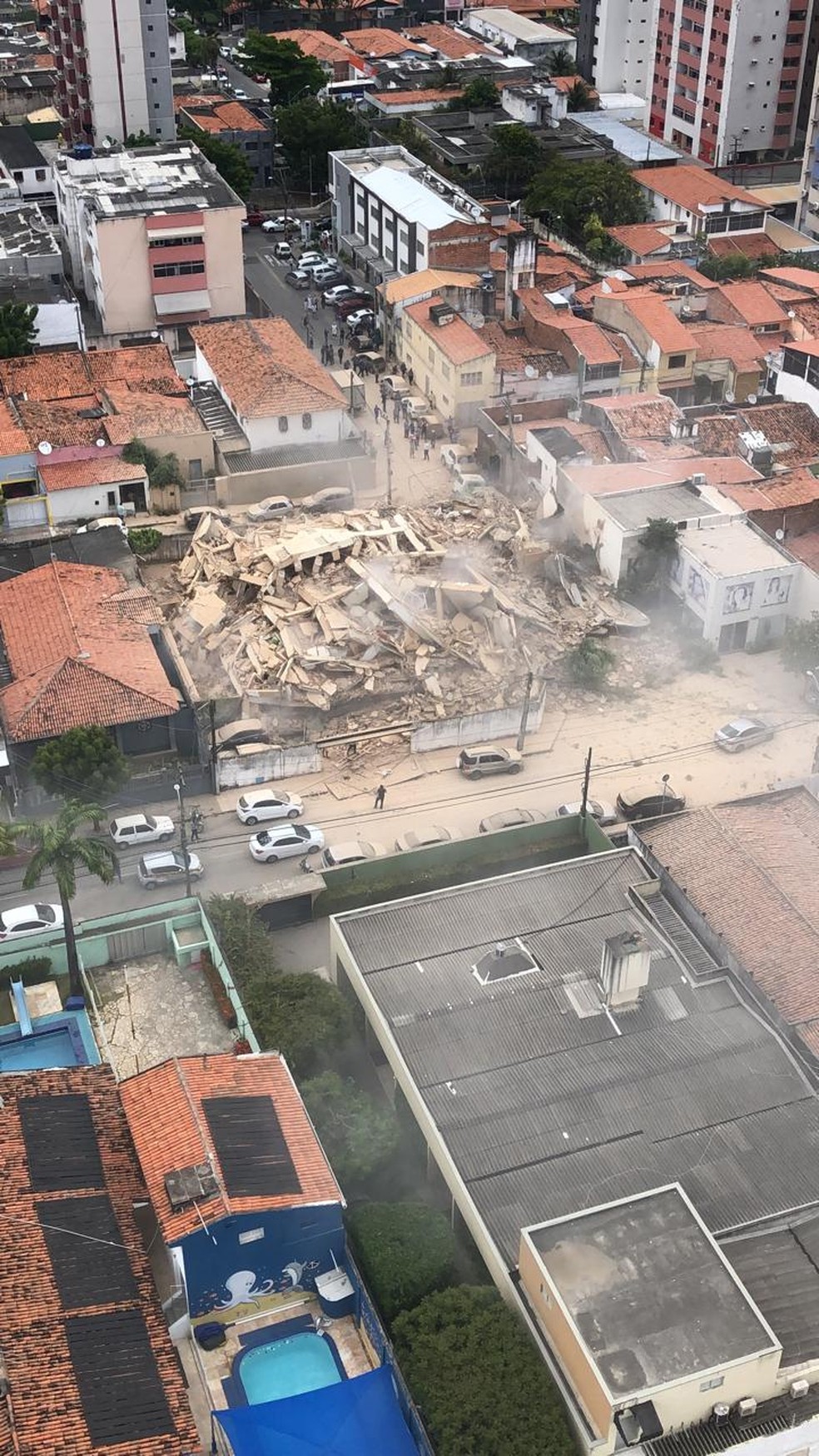 Prdio desabou em Fortaleza e deixou pessoas sob os escombros.  - Foto: Reproduo/SVM