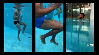 Neymar e Alex Sandro fazem fisioterapia na piscina do hotel em Doha — Foto: Reprodução/CBF TV