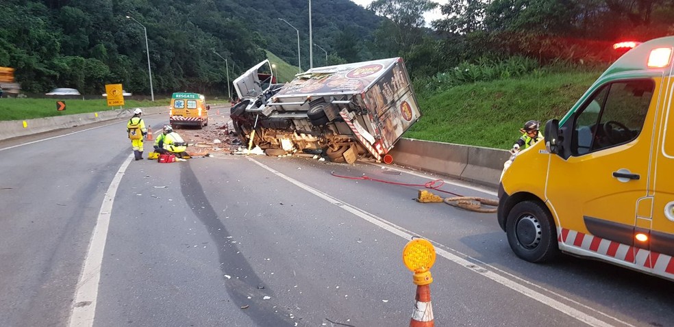 Acidente com quatro caminhões na BR-376, em Guaratuba — Foto: Divulgação/PRF