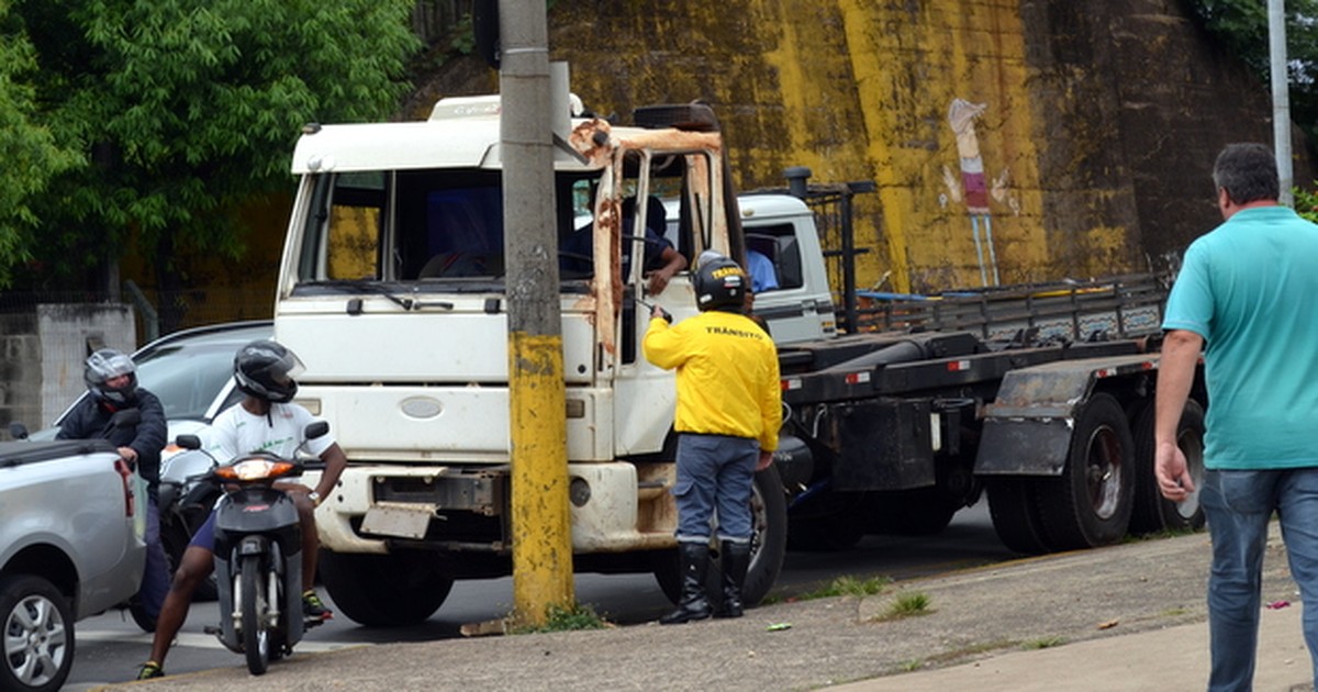 G1 Motorista De Caminhão Se Perde No Trânsito E Bate Em Poste De Piracicaba Notícias Em 3265