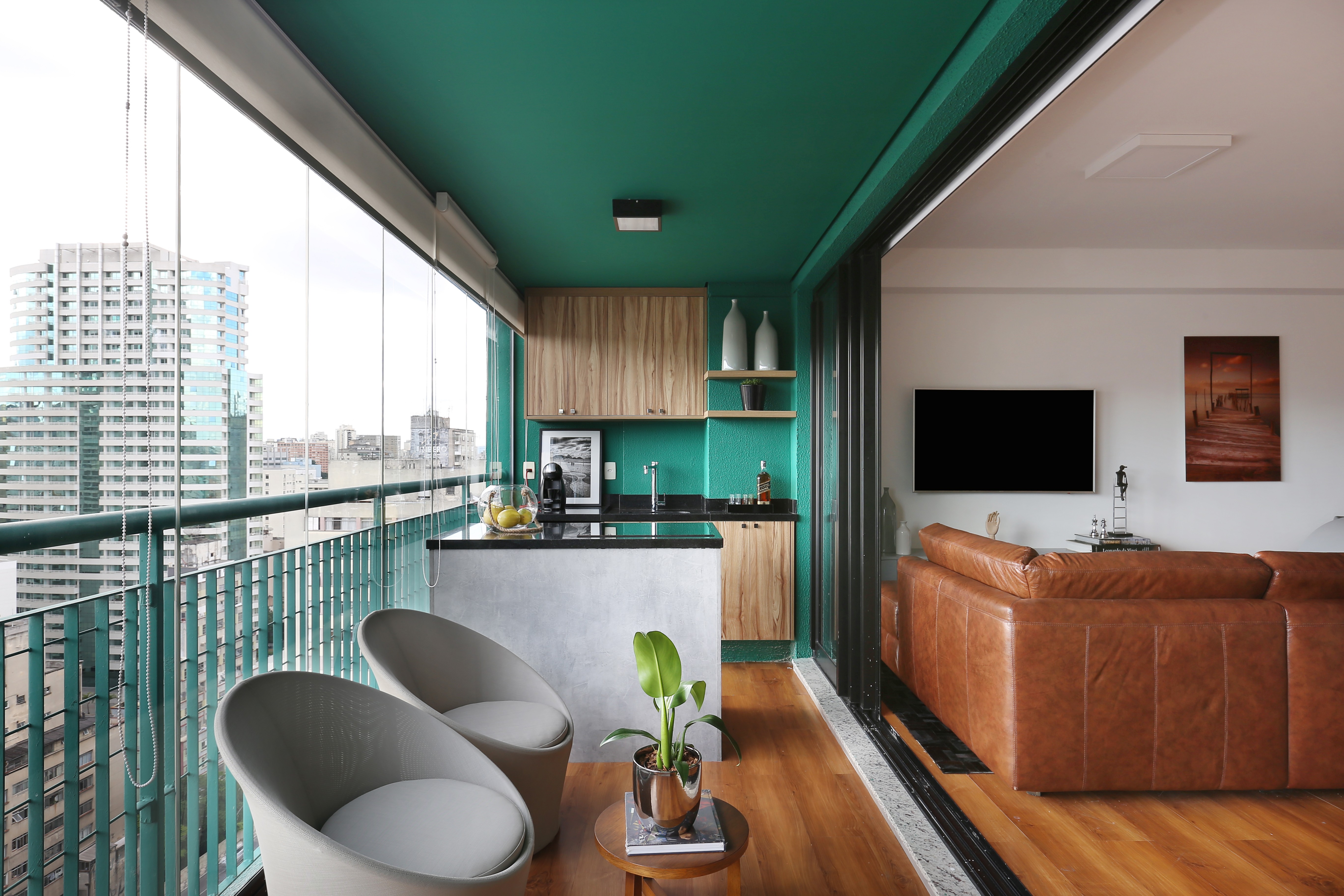 Varanda de apartamento do Edifício Brasil, em São Paulo, é colorida; o verde é uma das cores que se destaca na decoração desse apê minimalista (Foto: Mariana Orsi)