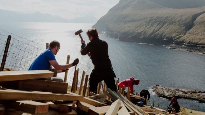 Fechado para manutenção: ação de marketing esperta ou turismo sustentável de fato? (Foto: VISIT FAROE ISLANDS/TRÓNDUR DALSGARÐ via BBC)