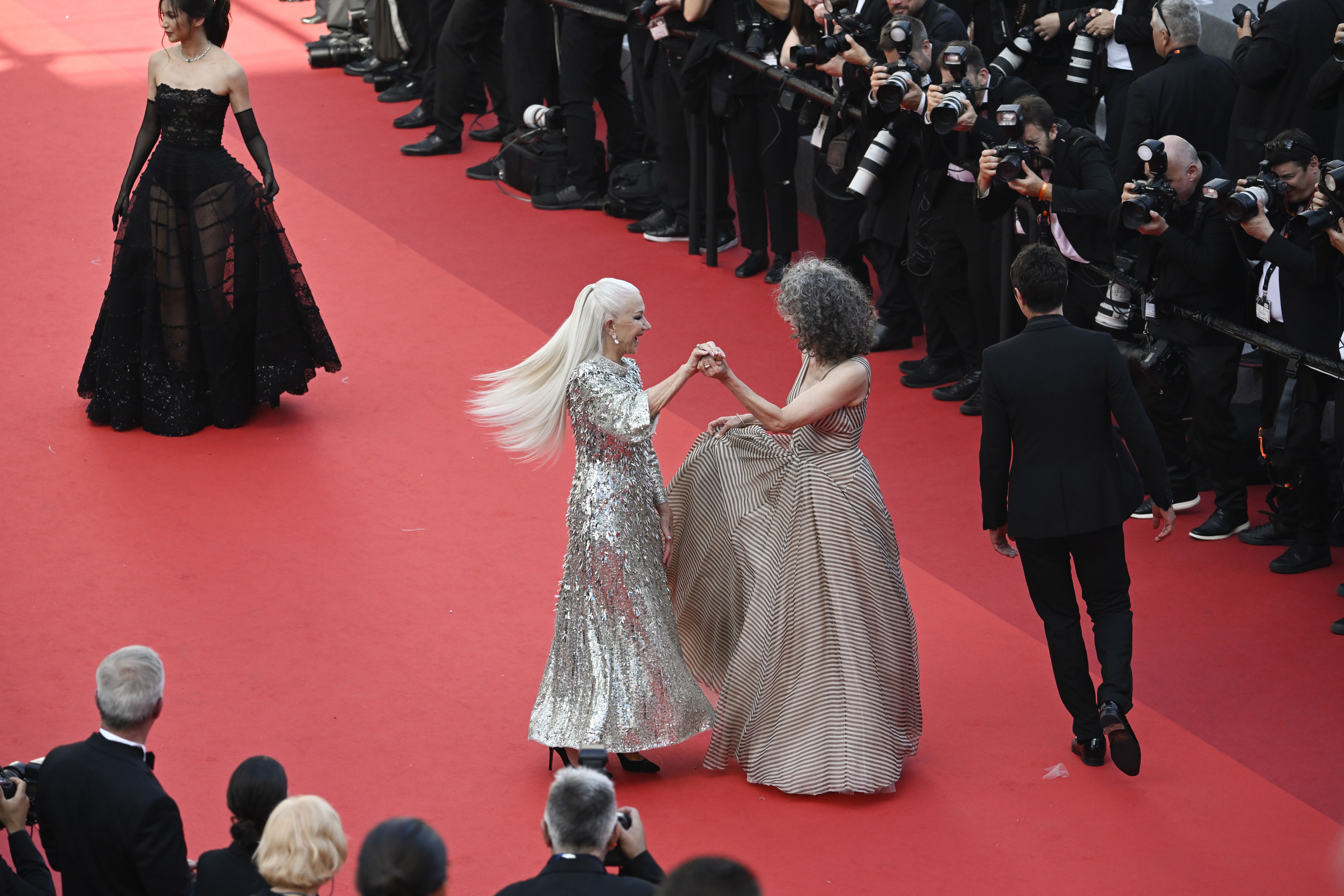 CANNES, FRANCE - MAY 27: Helen Mirren and Andie MacDowell attend the screening of "Mother And Son (Un Petit Frere)" during the 75th annual Cannes film festival at Palais des Festivals on May 27, 2022 in Cannes, France. (Photo by Gareth Cattermole/Getty Im (Foto: Getty Images)