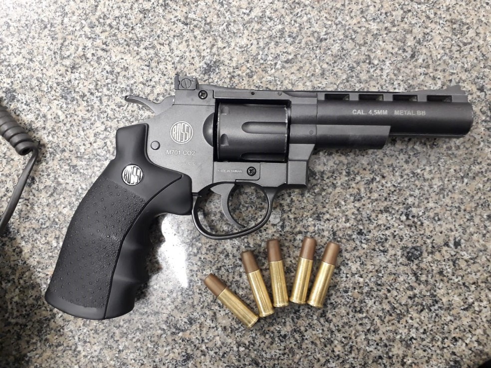 Arma apreendida durante sequestro-relâmpago em Sobradinho, no DF — Foto: PMDF/Divulgação