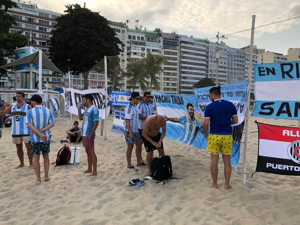 Argentinos ocupam areias do Posto 4 de Copacabana para 'bandeiraço' — Foto: Larissa Caetano/G1