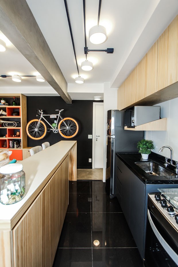 Apartamento pequeno com espaço para bike (Foto: André Laiza/Divulgação)
