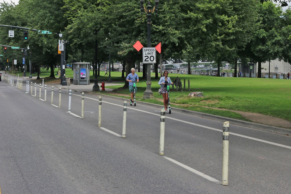 Patinetes rodando em Portland, nos Estados Unidos — Foto: Rafael Miotto/G1