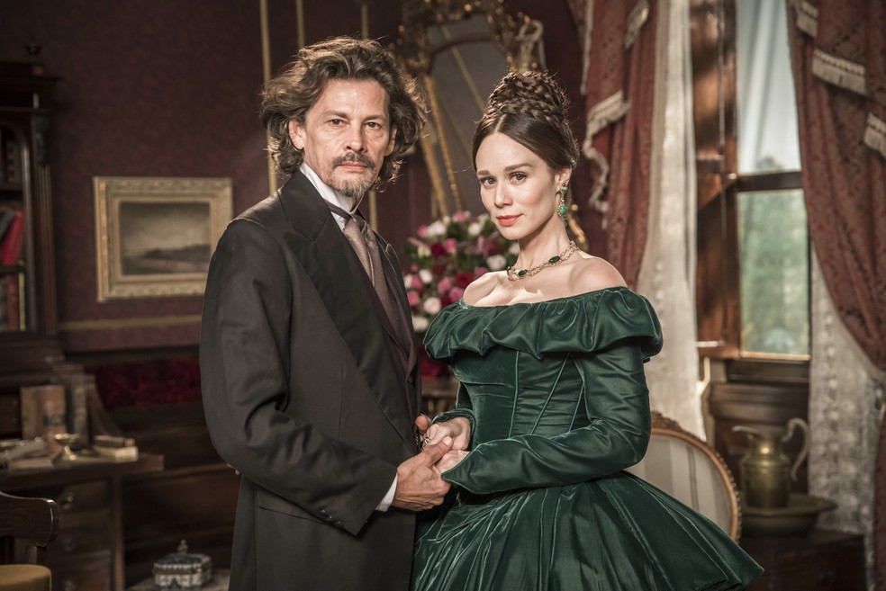 Luísa, a Condessa de Barral ( Mariana Ximenes ) e Eugênio, o Conde de Barral ( Thierry Tremouroux ) em 'Nos Tempos do Imperador' — Foto: Globo/João Miguel Júnior