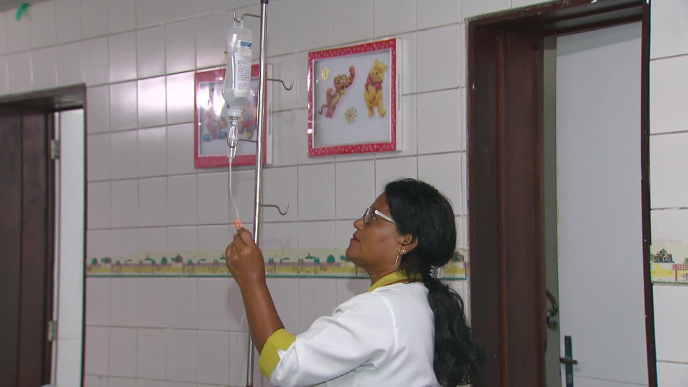 Ana Cristina da Rocha trabalha no Hospital da Restauração, no Centro do Recife — Foto: Reprodução/TV Globo