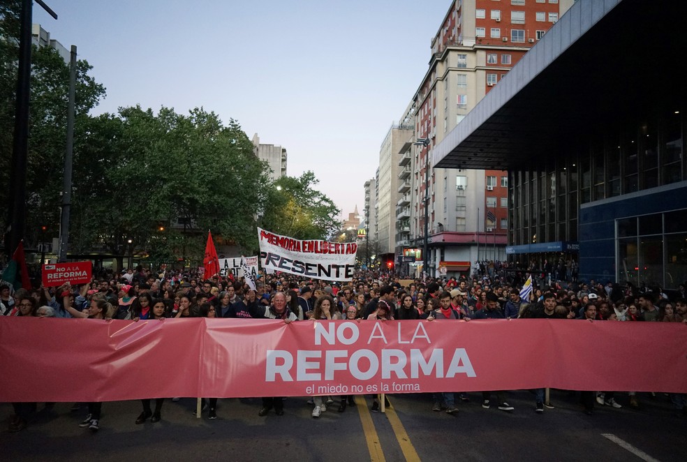 'Não à reforma': manifestantes pedem rejeição ao projeto de reforma na segurança pública do Uruguai em passeata na quarta-feira (22) — Foto: Mariana Greif/Reuters