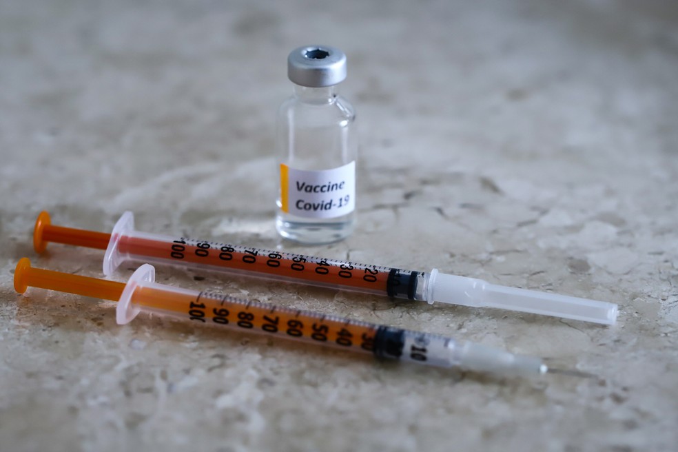 Imagem com seringas e frasco para vacina contra a Covid-19 — Foto: André Melo Andrade/Immagini/Estadão Conteúdo