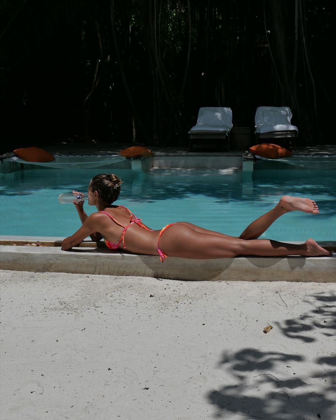 Sasha posta de bíquini à beira da piscina  — Foto: Divulgação Instagram