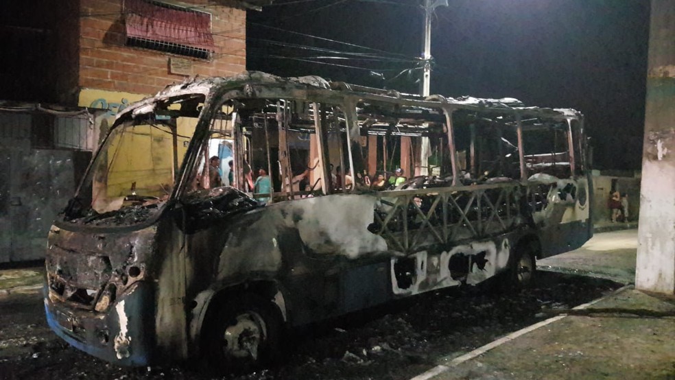 Ocupantes do micro-ônibus foram rendidos por grupo armado que chegou a atirar no veículo — Foto: Rafaela Duarte/ Verdes Mares