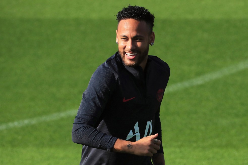 Neymar, durante o treino do PSG nesta sexta — Foto: Christophe Petit Tesson/EFE