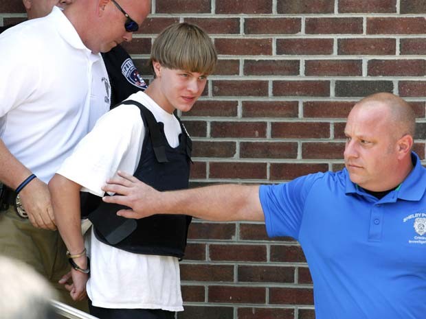 Polícia transfere o suspeito de ser o atirador de igraja de Charleston, Dylann Roof, de 21 anos, a uma corte em Shelby, na Carolina do Norte (Foto: REUTERS/Jason Miczek)