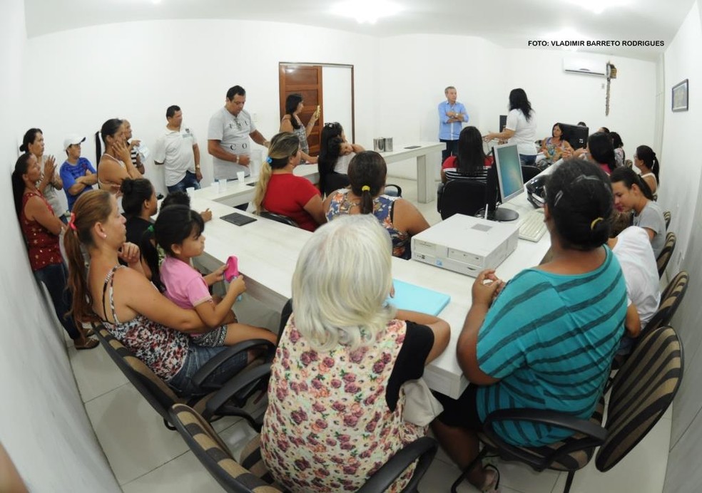 Moradores do Residencial Luiz Bezerra Tôrres I e II vâo à Câmara de Vereadores  cobrar por respostas (Foto: Assessoria/Divulgação)