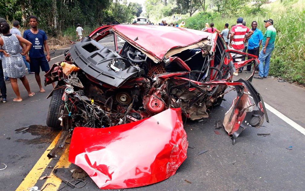 Acidente deixa carro irreconhecível (Foto: Site Ubaitaba Urgente)