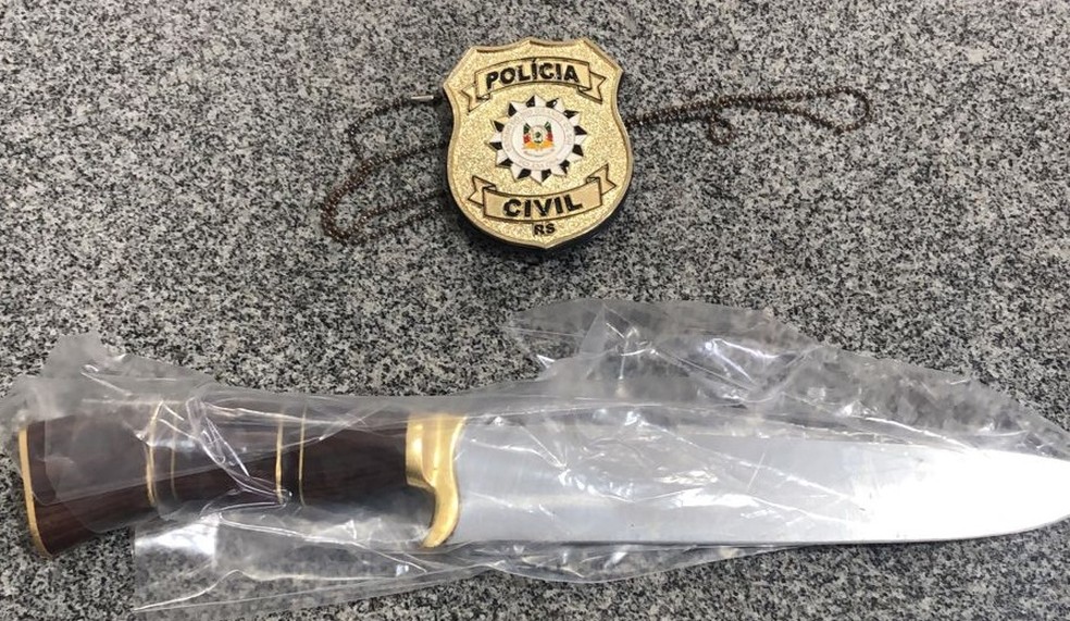 A faca que foi apreendida pela polícia e teria sido usada pelo suspeito para cometer o triplo homicídio — Foto: Polícia Civil/Divulgação