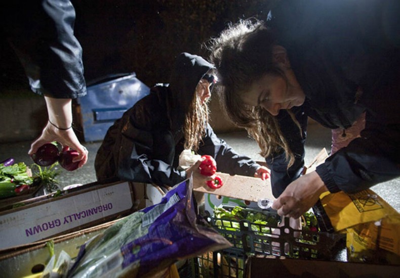 Freegans procuram alimentos no lixo da vizinhança (Foto: Reprodução/Likecool)