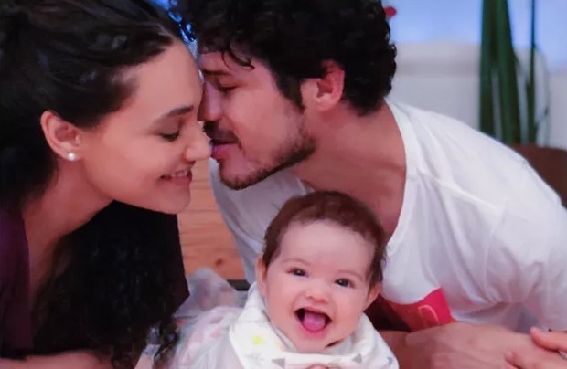 Débora Nascimento e José Loreto com a filha, Bella (Foto: Reprodução/Instagram)