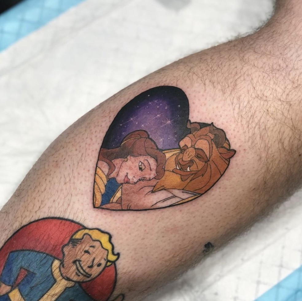 Post Malone tem uma tatuagem do filme "A Bela e a Fera" — Foto: Reprodução/Twitter
