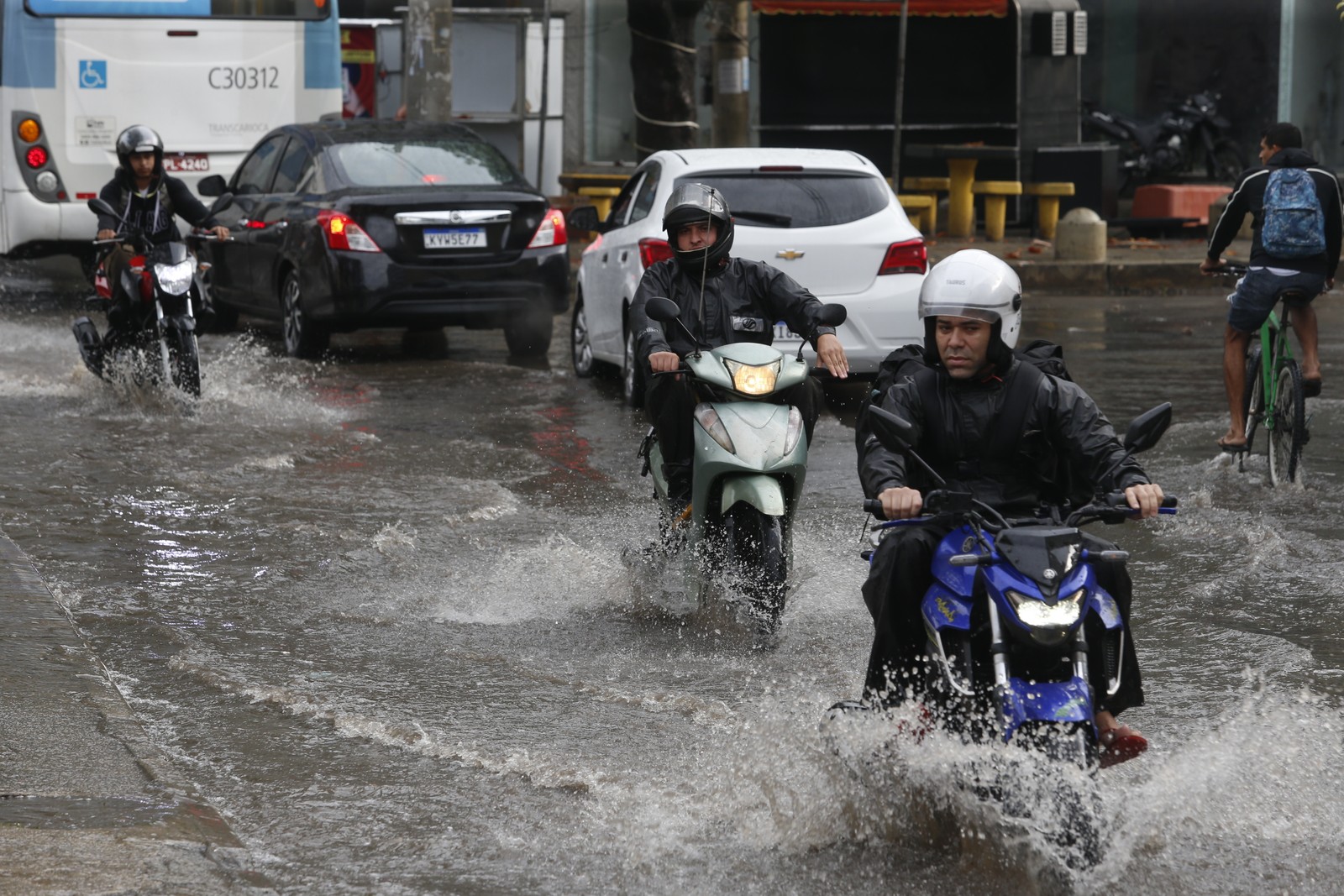Chuva forte causa transtornos no Rio de Janeiro — Foto: Fabiano Rocha / Agência O Globo