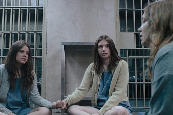 A atriz Hannah Murray (no meio), interpretando Leslie Van Houten em cena de As Discípulas de Charles Manson (2018) (Foto: Reprodução)