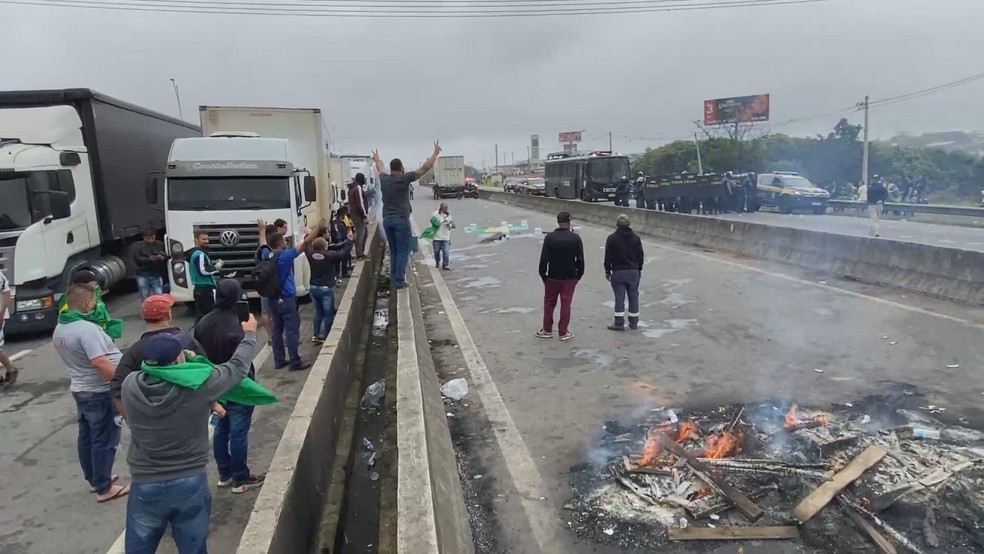 Tropa de Choque e manifestantes na Rodovia Régis Bittencourt — Foto: Reprodução/TV Globo