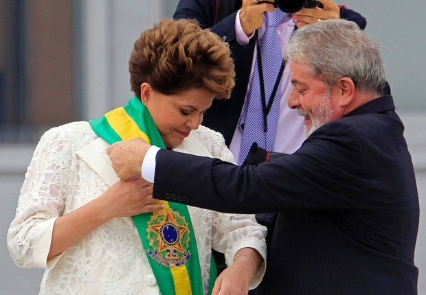 O presidente Luiz Inácio Lula da Silva passa a faixa a Dilma Rousseff no Planalto, em Brasília, em 2009 (Foto: Marcelo Camargo/Agência Brasil)