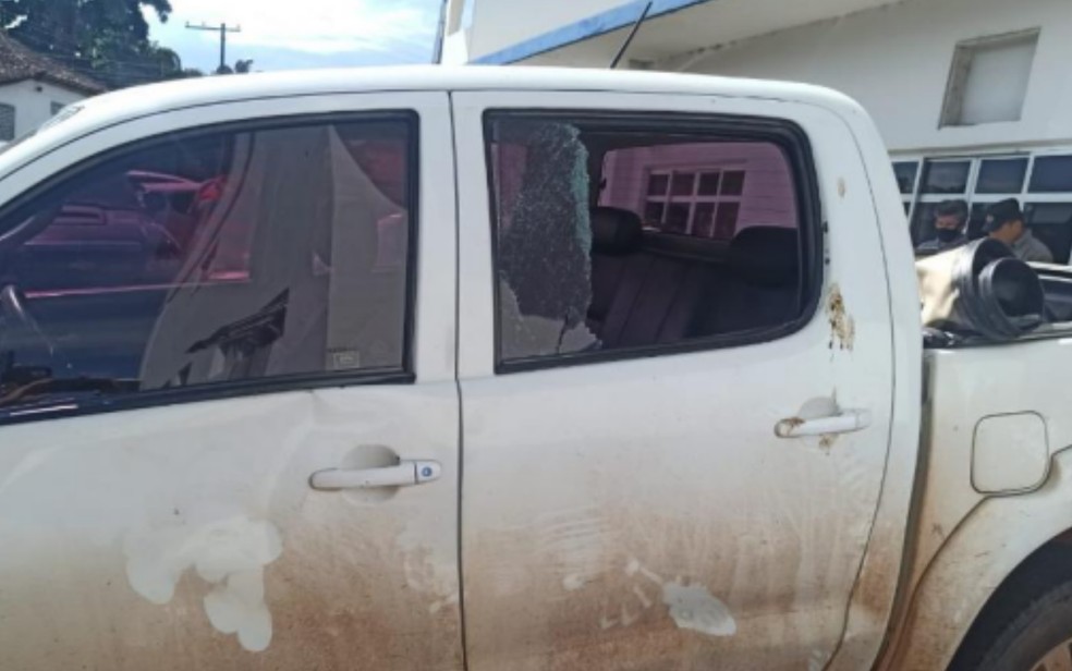 Vários veículos tiveram para-brisas e vidros quebrados  — Foto: Reprodução/TV Anhanguera