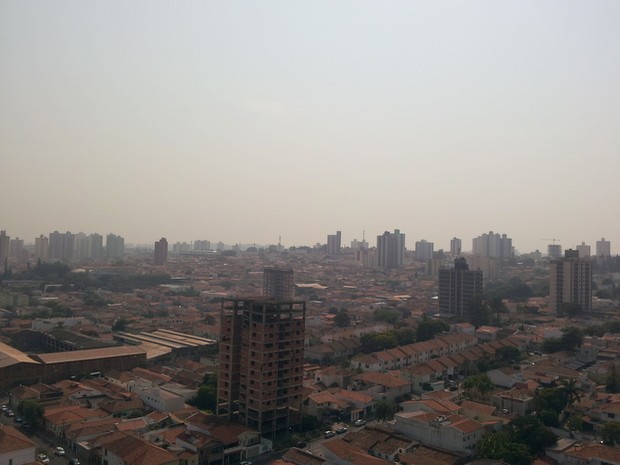 Vista do Cento de Piracicaba amanheceu 'embaçada' com poluição (Foto: Araripe Castilho/G1)