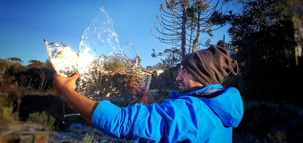 Camada de gelo que se formou dentro de reservatório de água de casa no Caminhos da Neve em São Joaquim — Foto: Mycchel Legnaghi/ São Joaquim Online