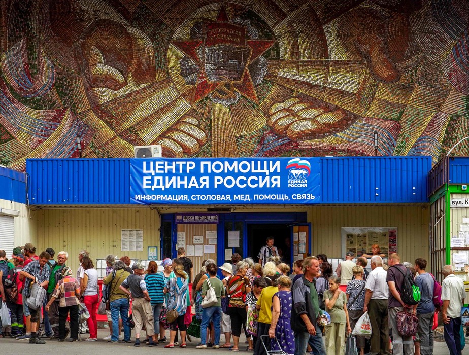 Pessoas fazem fila em centro de ajuda montado pelo partido Rússia Unida em Mariupol, cidade ocupada pela Rússia na Ucrânia