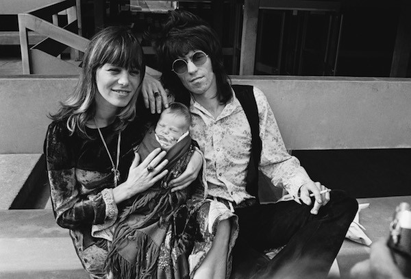 Anita Pallenberg ao lado de Keith Richards e um dos filhos dos dois (Foto: Getty Images)